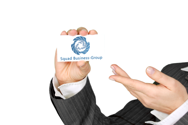 Foto von einer Businesskarte die von einer Hand im Anzug gehalten wird. Die Businesskarte zeigt das Beispiellogo der Squad-Business-Group