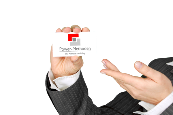 Foto von einer Businesskarte die von einer Hand im Anzug gehalten wird. Die Businesskarte zeigt das Logo der Power-Methoden GmbH