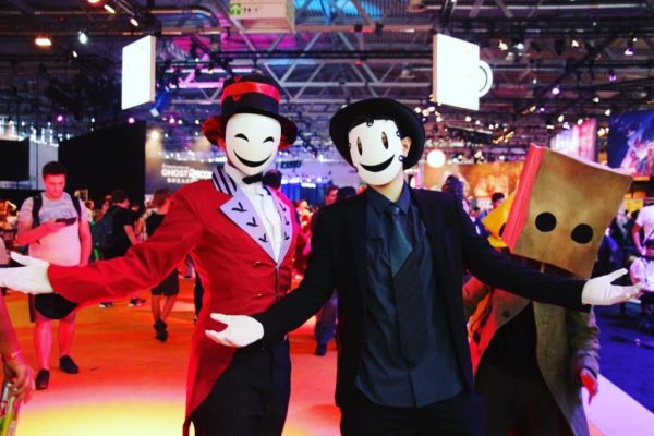 Foto der Gamescom mit 2 Anime-Figuren und einer Figur eines Computerspiels im Hintergrund